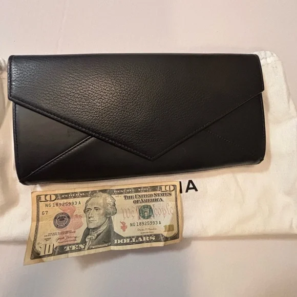 Cuyana Black Leather Clutch with Magnetic Closure Dustbag Included - Picture 2 of 14